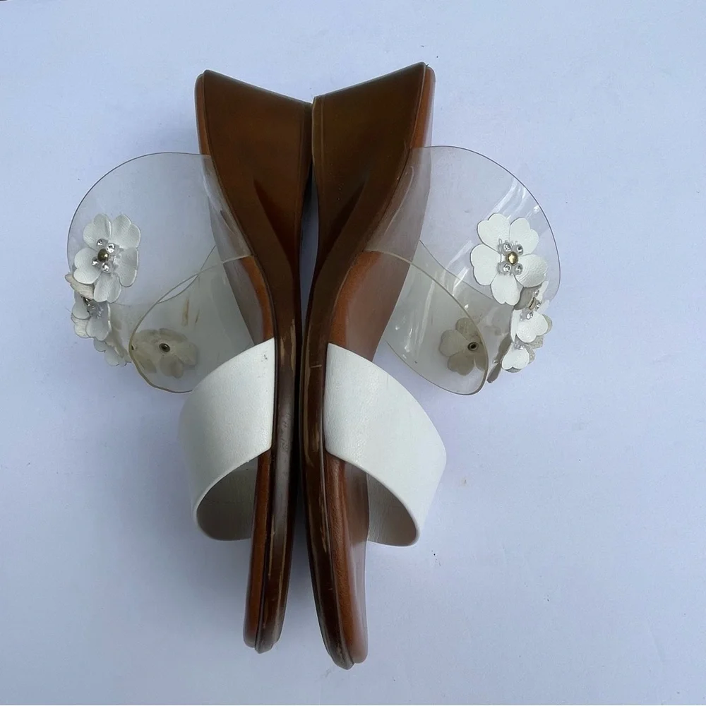 Italian sandals Womens 7.5 White Brown Foot Bed Lightweight Summer‎